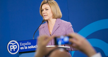 La secretaria general del Partido Popular, María Dolores Cospedal, clausura un mitin en Calafell, Tarragona.