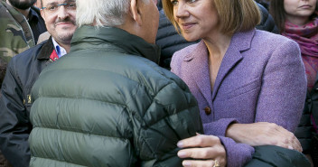 La secretaria general del Partido Popular, María Dolores Cospedal, clausura un mitin en Calafell, Tarragona.