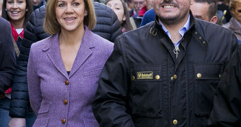 La secretaria general del Partido Popular, María Dolores Cospedal, clausura un mitin en Calafell, Tarragona.