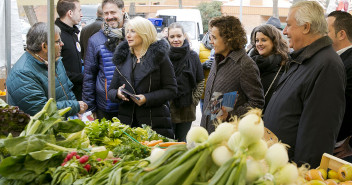 Javier arenas y Dolors Montserrat visitan el mercadillo de Can Gilbert del Pla en Gerona