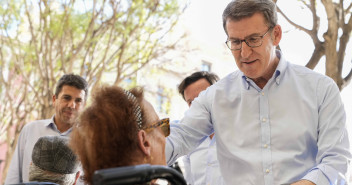 Alberto Núñez Feijóo durante un paseo en Elche