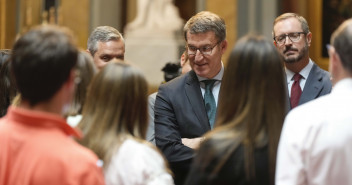 El presidente del PP, Alberto Núñez Feijóo, junto a Juan Bravo y Javier Maroto en el Senado