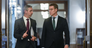 El presidente del PP, Alberto Núñez Feijóo, junto a Juan Bravo en el Senado