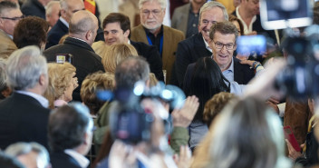 Alberto Núñez Feijóo y Jorge Azcón en el acto de entrega de carnés a nuevos afiliados 