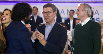Alberto Núñez Feijóo y Jorge Azcón en el acto de entrega de carnés a nuevos afiliados 