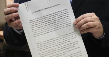 El portavoz del GPP, Miguel Tellado, registra la solicitud de dimisión de la presidenta del Congreso, Francina Armengol 