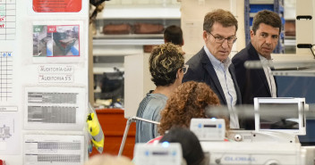 Alberto Núñez Feijóo y Carlos Mazón en su visita al centro de producción de Pikolinos, en Elche