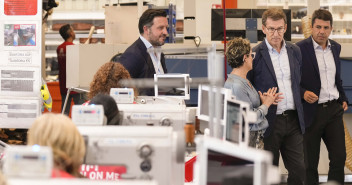 El presidente del PP, Alberto Núñez Feijóo, en su visita a la fábrica de calzado Pikolinos en Elche