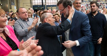 Mariano Rajoy junto a Diego Poyatos, afiliado más veterano