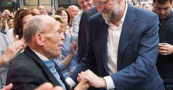 El Presidente del Gobierno y del PP saludando al afiliado más veterano de Alicante