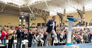 Mariano Rajoy subiendo al atril para iniciar su intervención