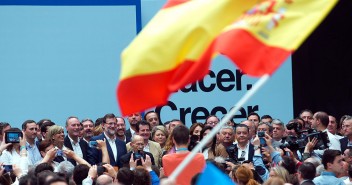 Mariano Rajoy junto al resto de candidatos al finalizar el acto