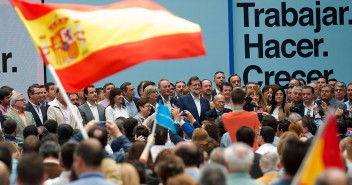 Rajoy, Fabra y más asistentes al finalizar el acto