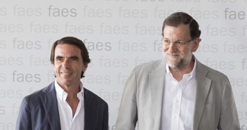 Mariano Rajoy con José María Aznar en la clausura del Campus FAES 2015