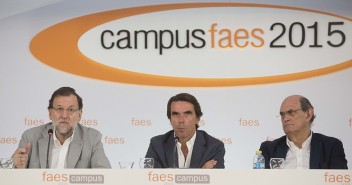Mariano Rajoy y José María Aznar durante la clausura del Campus FAES 2015