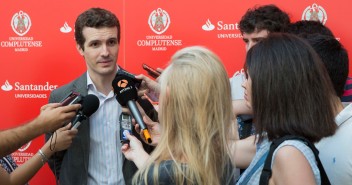 Pablo Casado atendiendo a los medios a su llegada