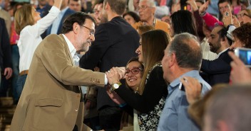 Mariano Rajoy saluda a los asistentes al acto celebrado en Toledo