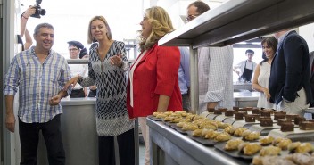 María Dolores de Cospedal visita una escuela de hostelería en Castelldefels