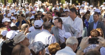 Mariano Rajoy y Xavier García Albiol saludan a los asistentes en un acto de campaña en Badalona