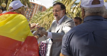 Mariano Rajoy saluda a los asistentes en un acto de campaña en Badalona