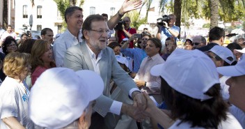 Mariano Rajoy saluda a los asistentes en un acto de campaña en Badalona