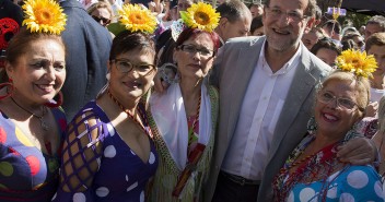 Mariano Rajoyen Badalona, con un divertido grupo de asistentes al acto