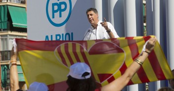 Xavier García Allbiol en un acto de campaña en Badalona