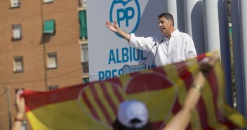 Xavier García Allbiol en un acto de campaña en Badalona