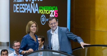 La Secretaria General, Mª Dolores de Cospedal junto a Mariano Rajoy a su llegada a la Conferencia