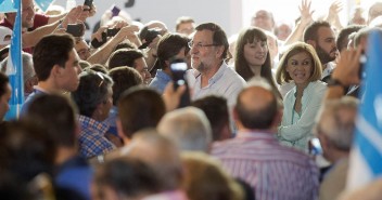 El presidente Rajoy saludando a los asistentes al acto en Talavera de la Reina