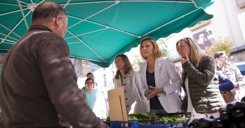 María Dolores de Cospedal visita el mercado de Mollerussa en Lleida