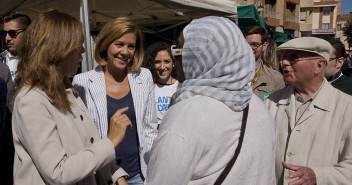 María Dolores de Cospedal visita el mercado de Mollerussa en Lleida