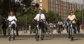 Mariano Rajoy junto a Cristina Cifuentes y Esperanza Aguirre paseando en bici por Madrid Rio
