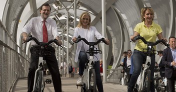 Rajoy, Cifuentes y Aguirre cruzando el puente Perrault en Madrid Rio