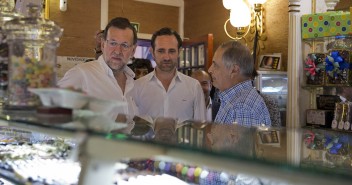 Mariano Rajoy junto a José Ramón Bauzá visitando un establecimiento en Palma de Mallorca