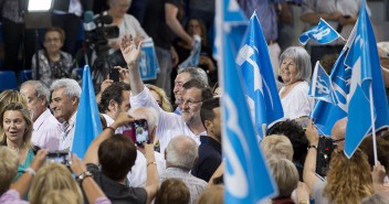 Mariano Rajoy saludando a los asistentes al mitin en Palma de Mallorca