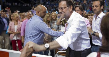 Rajoy saludando a varios asistentes al mitin en Mallorca