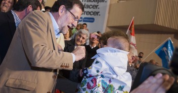 Mariano Rajoy con el público asistente al acto