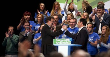Mariano Rajoy saluda a Juanma Moreno