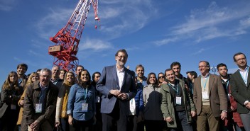 Mariano Rajoy acompañado por los asistentes al acto en la Ría de Bilbao