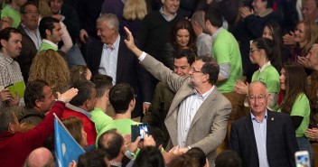 Mariano Rajoy saluda a los asistentes al acto en Roquetas de Mar