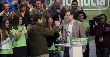 Mariano Rajoy con Juanma Moreno en el acto de Roquetas de Mar 
