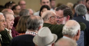 Mariano Rajoy abraza a un anciano en Mora (Toledo)