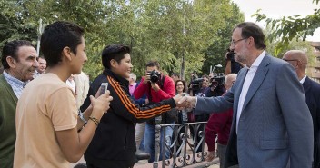 Mariano Rajoy saluda a unos jóvenes en Mora (Toledo)