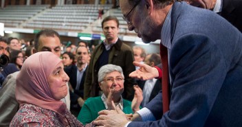 Mariano Rajoy saluda a los asistentes al acto en Málaga