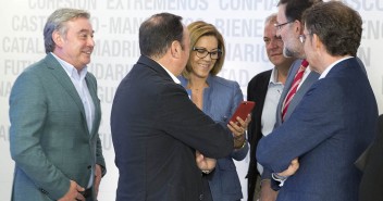 La Secretaria General, Mª Dolores de Cospedal junto al Presidente Rajoy y varios miembros del Comité Ejecutivo Nacional