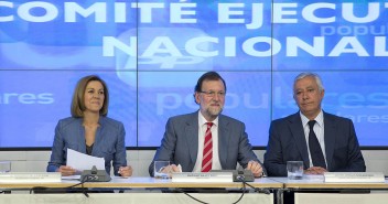 El Presidente del PP, Mariano Rajoy junto a la Secretaria General, Mª Dolores de Cospedal y el Vicesecretario de política local y Autonómica