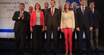 El presidente del Gobierno y del PP, Mariano Rajoy, junto a la Presidenta del PP de CLM, Mª Dolores de Cospedal y los cabeza de lista