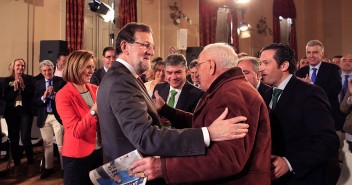 Mariano Rajoy saludando a uno de los asistentes al acto en Ciudad Real
