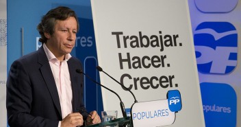 El vicesecretario de Organización y Electoral del PP, Carlos Floriano, presenta el lema de campaña para las elecciones del 24M